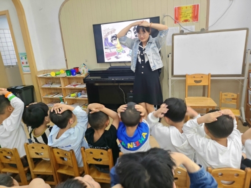 平阳县郑楼中心幼儿园开展防震减灾演习.jpg